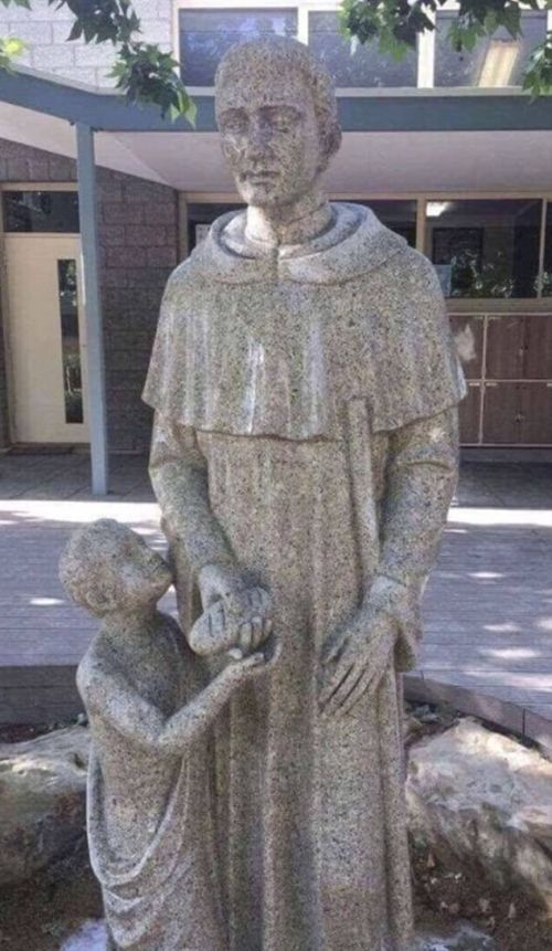 Скандал в католической школе из-за скульптуры святого с батоном-пенисом в руке