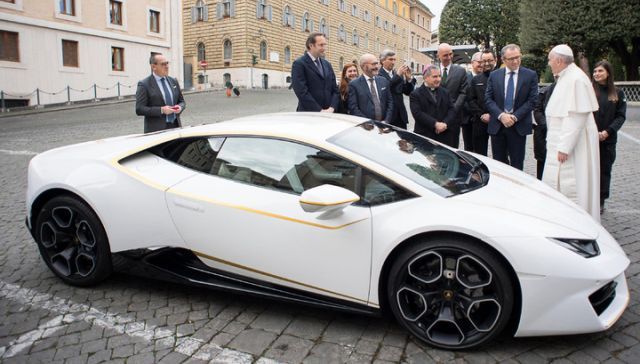 Папа Римский решил продать свой эксклюзивный Lamborghini