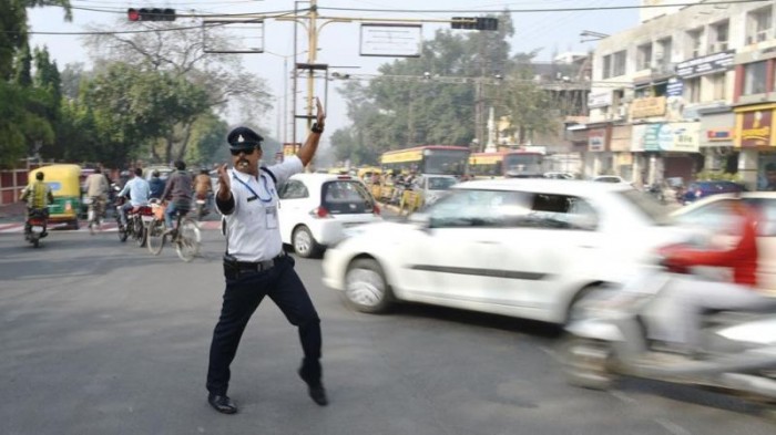 В Индии пляшут все, даже дорожные регулировщики