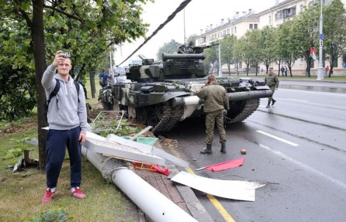 На репетиции парада в Минске танк снес столб