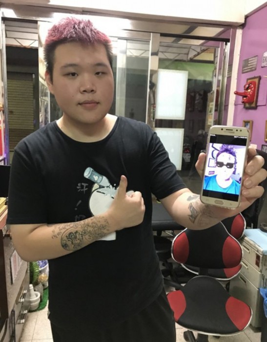 Пьяный британец набил себе на лбу и подбородке патриотические тайваньские татуировки