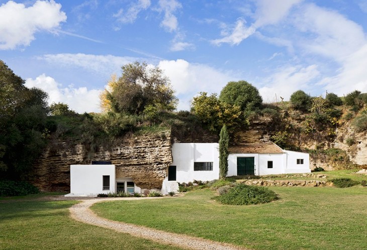 Дом встроенный в скалу в Испании