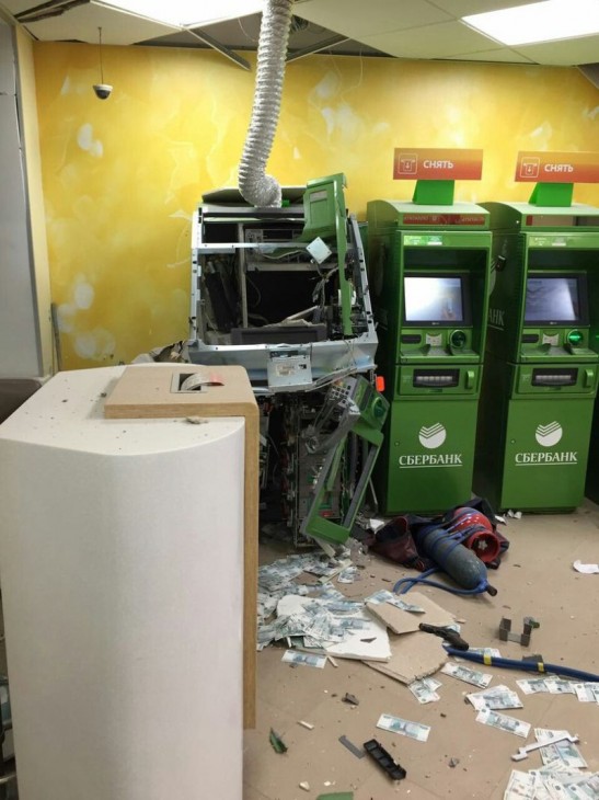 Грабители взорвали банкомат с помощью баллонов с газом и кислородом