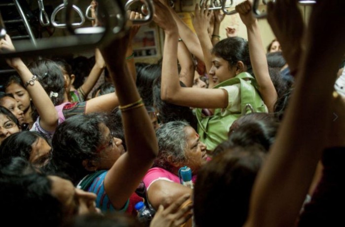 Непередаваемая атмосфера женских вагонов в индийских электричках