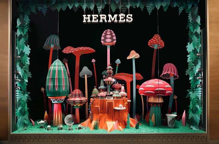 Декорации витрины нового бутика Hermes в Дубае