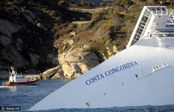Итальянский «Титаник» — затонувший в Италии круизный лайнер Costa Concordia — неприятности преследовали еще с момента его спуска на воду в 2005 году, когда по старинной морской традиции о борт корабля должны были разбить бутылку. Но бутылка не разбилась. В 2008 году круизный лайнер Costa Concordia стоимостью 450 млн евро врезался в пирс у берега итальянского Неаполя.