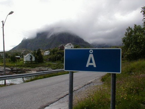 Самое короткое название места — «A», оно расположено и в Швеции и в Норвегии. На скандинавских языках «A» означает «река». Изображение выше — один из недавно замененных дорожных знаков — их часто воруют на сувениры.