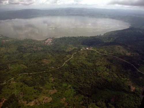 12. Озеро Бозумтви, расположенное в древнем кратере от метеорита, составляет приблизительно 8 км в диаметре и это единственное естественное озеро в Гане. Оно расположено приблизительно в 30 км к юго-востоку от Кумаси и является популярной зоной отдыха. На берегах Бозумтви расположено 30 деревень с суммарным населением приблизительно 70 000 человек.