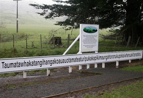 4. Вторым самым длинным в мире географическим именем является «Taumatawhakatangihangak oauauotamateaturipukaka pikimaungahoronukupokaiwhe nua kitanatahu» (85 букв), которое дано холму в Новой Зеландии, и на языке маори переводится как «здесь был Таматеа, человек с большими коленями, который пытался забраться на скалу, но соскальзывал, при этом играл на флейте своей любимой». Оно было самым длинным до недавнего времени (хотя Книга рекордов Гиннеса все еще расценивает его как самое длинное), но было вытеснено названием Krung thep maha nakorn amorn ratana kosin-mahintar ayutthay amaha dilok phop noppa ratrajathani burirom udom rajaniwes-mahasat harn amorn phimarn avatarn sathit sakkattiya visanukamprasit в Таиланде (163 буквы).