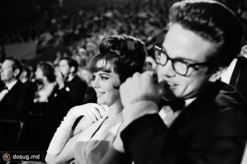 Натали Вуд, номинированная в 1962 году за лучшую женскую роль Deanie Loomis в фильме Splendor in the Grass поправляет свою прическу перед выходом.