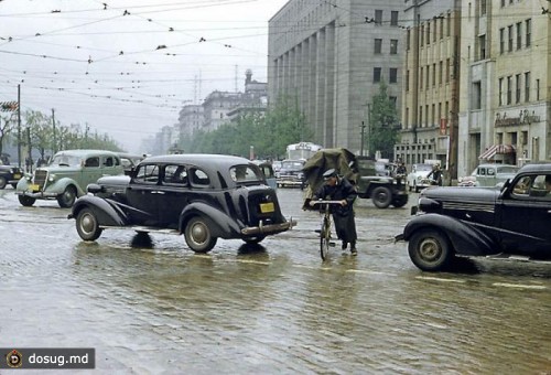 Токио 1953 г. Раны войны уже залечены, год назад формально закончилась американская оккупация. Большинство автомобилей пока американские. Интересно, на велосипеде полицейский или почтальон?