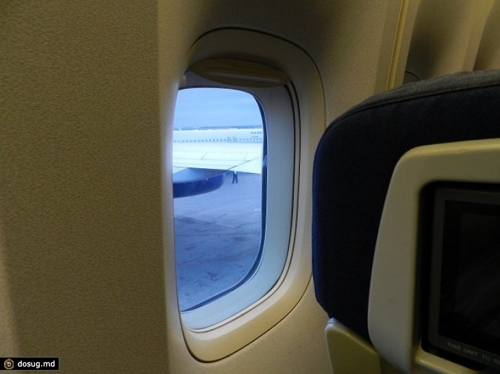 Шторки иллюминаторов. Иллюминатор самолета. Самолет внутри окно. Самолет с квадратными иллюминаторами. Салон самолета у окна.