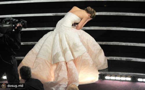  Дженнифер Лоуренс споткнулась, поднимаясь на сцену, чтобы принять награду за лучшую главную женскую роль в фильме &quote;Мой парень – псих&quote;.