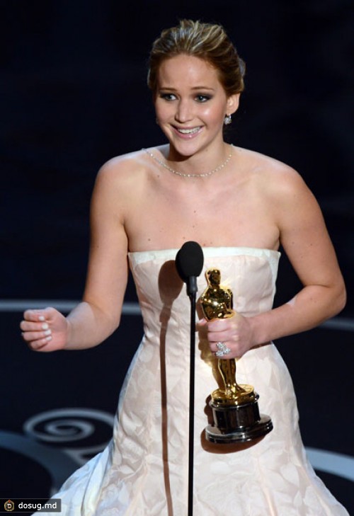  Лучшей актрисой на церемонии Оскар-2013 признали Дженнифер Лоуренс. Ее соперницами были Джессика Честейн («Цель номер один»), Квенжане Уоллис («Звери дикого Юга»), Наоми Уоттс («Невозможное») и Эммануэль Рива («Любовь»). Лоуренс получила «Оскара» со второго раза: в 2011 году ее номинировали за фильм «Зимняя кость».