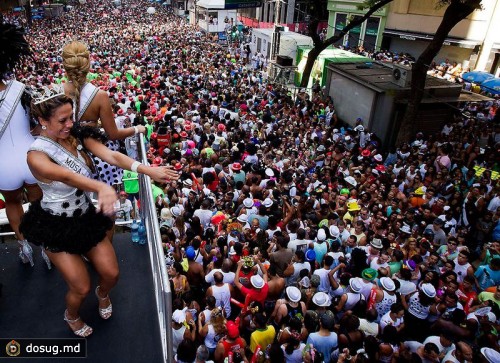  тысячи людей танцуют на улице; на фото справа: один из участников карнавала. (victor r. caivano/associated press)