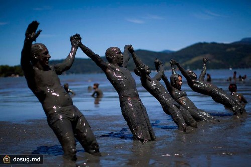 Обваливание в грязи – одна из традиций карнавала. (Felipe Dana/Associated Press)