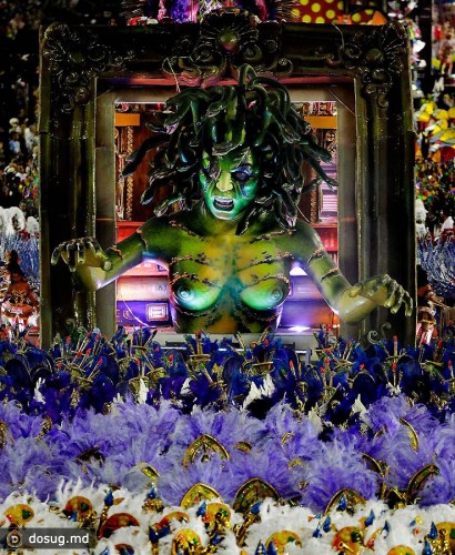 Танцовщица на Самбадроме в Рио. (Silvia Izquierdo/Associated Press)