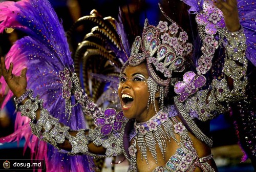 Танцоры одной из школ самбы в Рио. (Felipe Dana/Associated Press)