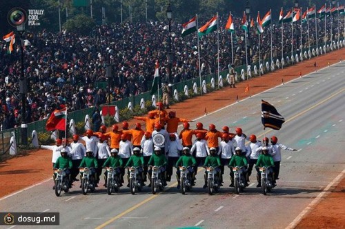 Индийские солдаты выступают на параде в честь Дня Республики в Нью-Дели.