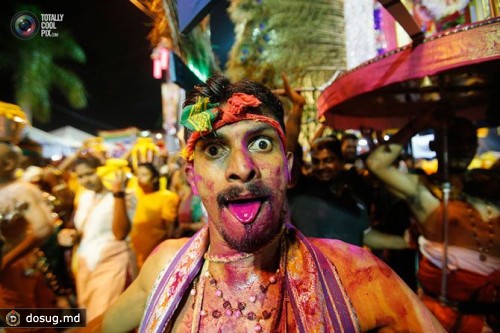 Индус пребывает в состоянии транса во время паломничества к Пещерам Бату во время индуистского праздника Тайпусам в Куала Лумпуре.