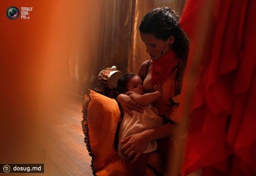 Актриса Карвалью кормит грудью свою маленькую дочь за кулисами во время спектакля в местном театре в Рио-де-Жанейро, Бразилия.
