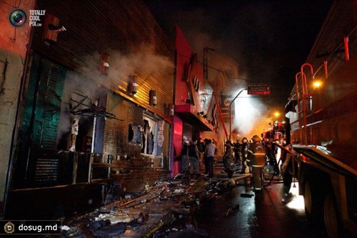 Пожарные пытаются потушить огонь в ночном клубе «Kiss» в городе Санта-Мария, Бразилия.