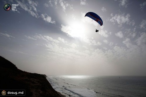 Параплан летит над Средиземным морем у побережья Тель-Авива. 