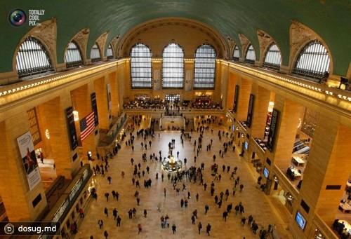 Люди суетятся в главном зале Центрального вокзала Нью-Йорка.