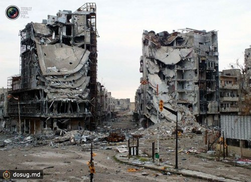 Разрушенные здания на опустевшей улице в Хомсе, Сирия.