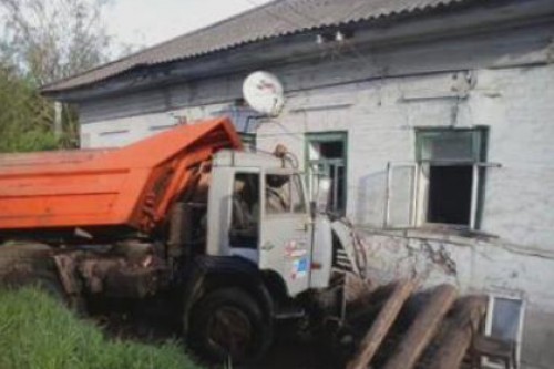 «КамАЗ» снес стену жилого дома в Пермском крае