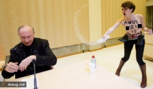 "FEMEN" облили священника водой прямо на его лекции