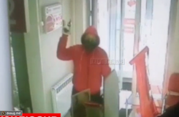 "Грустный бандит" устроил стрельбу в московском банке, но в итоге ушел ни с чем. ВИДЕО