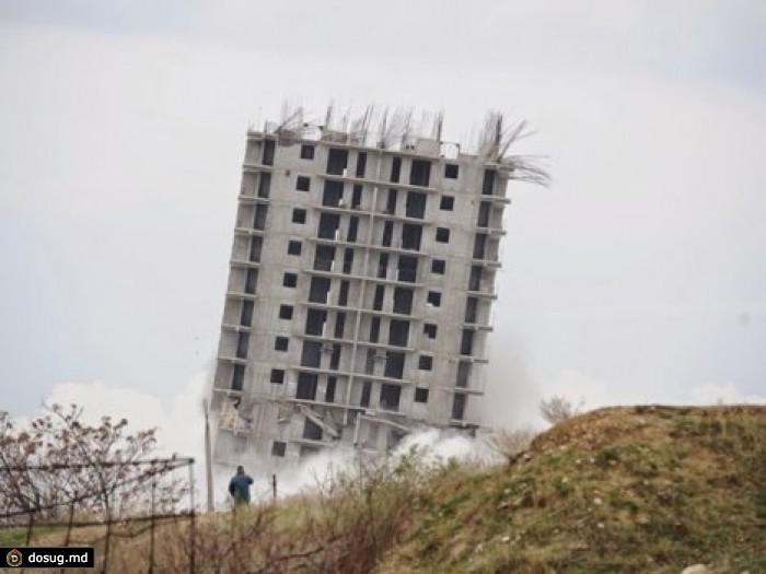 "Крепкий орешек": крымский недострой устоял после двух взрывов при сносе. ВИДЕО