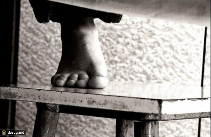 10-летний мальчик, желая напугать бабушку, случайно повесился на ремне