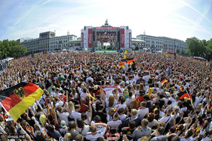 100 тысяч человек вышли в центр Берлина поздравить сборную Германии