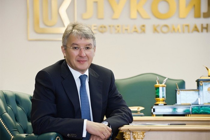 Топ-менеджер «Лукойла» подарил жене долю в компании на миллионы рублей