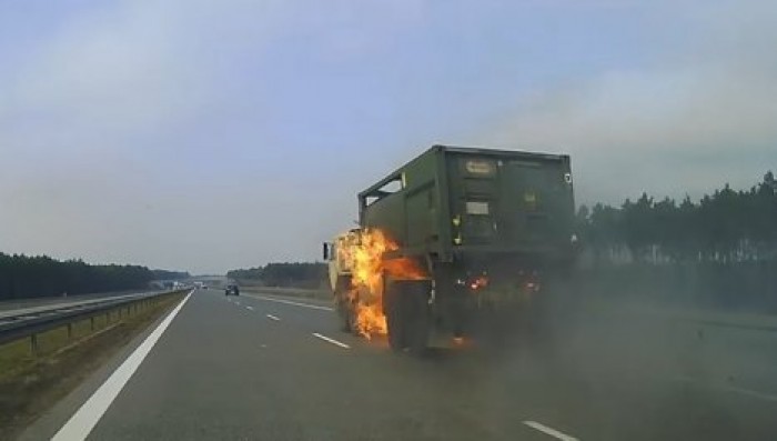 Американский военный грузовик вспыхнул на трассе в Польше. Видео