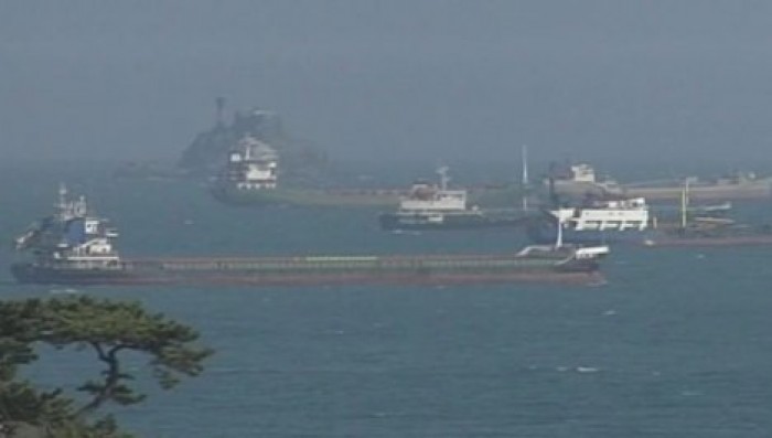 ЧП в Сингапуре: при столкновении двух танкеров произошла утечка газа