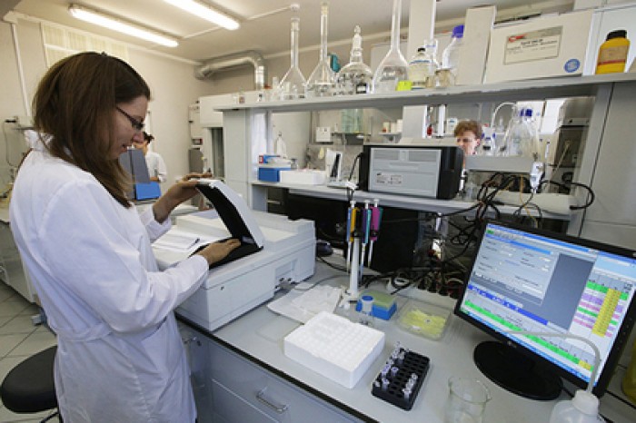 Химики МГУ свернули двумерный теллурид кадмия в нанотрубки