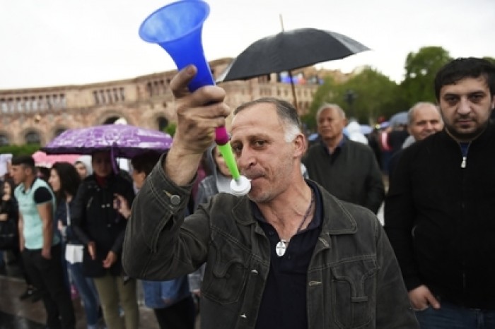 Оппозиция в Армении решила блокировать дороги