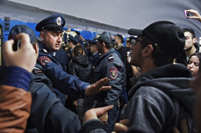 Протестующие в Ереване подрались с полицией