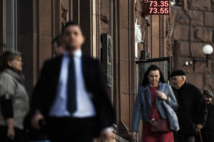 Россияне научились зарабатывать на обвале рубля