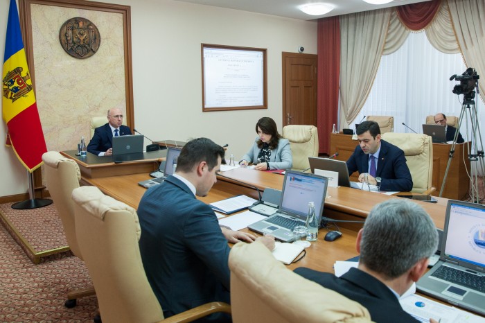 С 1 апреля на 4,1% увеличатся зарплаты работников государственных медучреждений