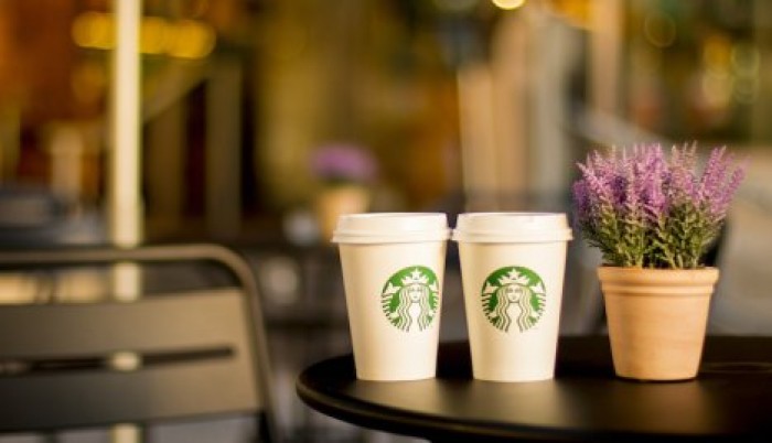 Starbucks на день закроет тысячи кофеен в США из-за расового скандала