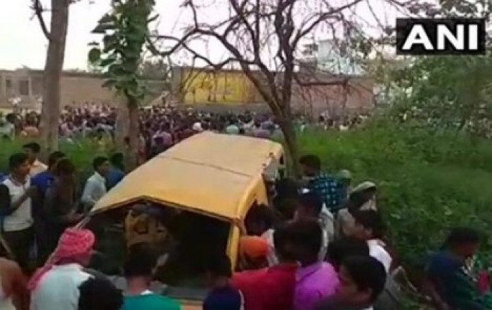 В Индии школьный автобус столкнулся с поездом, погибли 13 детей