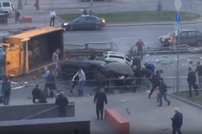 В Москве грузовик с щебнем снес две легковушки и перевернулся