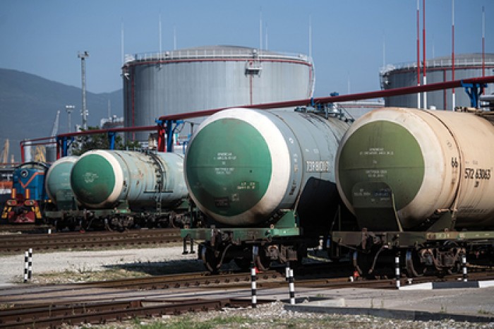 Взлетевшая нефть воскресила рубль