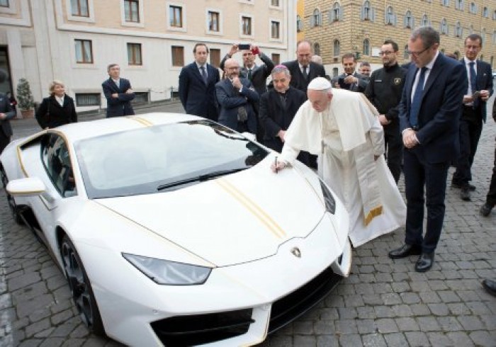 Lamborghini Папы Римского ушел с молотка втридорога