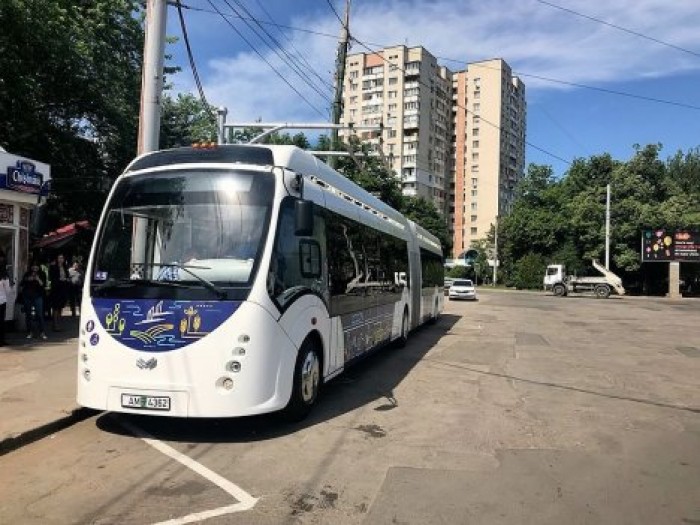 На кишиневских улицах начал ездить первый электробус