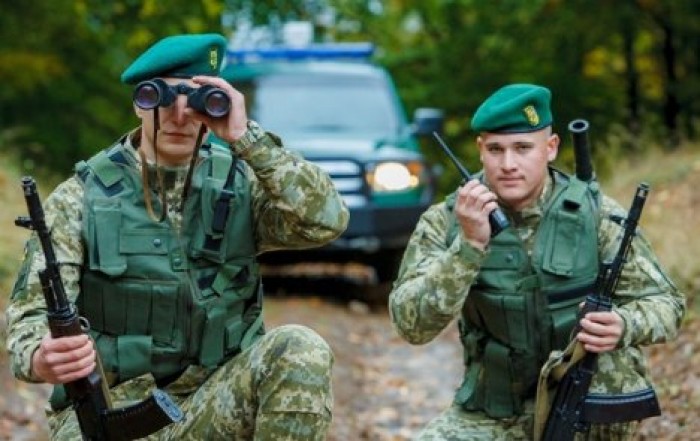 На Закарпатье пограничников атаковали камнями